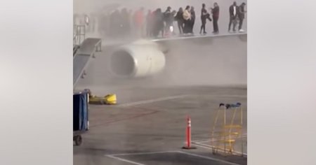 Un avion American Airlines a luat foc pe aeroportul din Denver. Zeci de pasageri, <span style='background:#EDF514'>EVACUATI</span> pe aripa