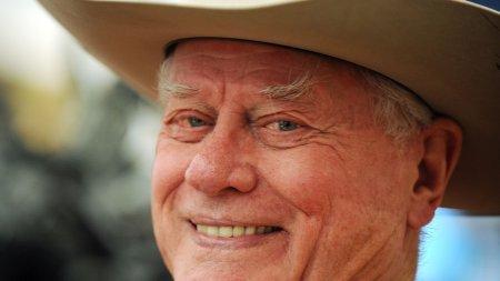 Celebrul serial <span style='background:#EDF514'>DALLAS</span> este difuzat din nou in Romania, dar pe o platforma de streaming. J.R. Ewing, in actiune din aprilie