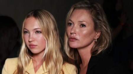 Fiica cele<span style='background:#EDF514'>BREI</span> Kate Moss, aparitie surpriza la Paris. Detaliul care a iesit in evidenta