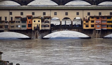 <span style='background:#EDF514'>INUNDATII</span> de cod rosu in Florenta, Italia. Oamenii au fost indemnati sa ramana in case