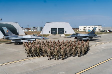 Romania trimite patru aeronave F-16 si 100 de militari pe flancul estic al NATO