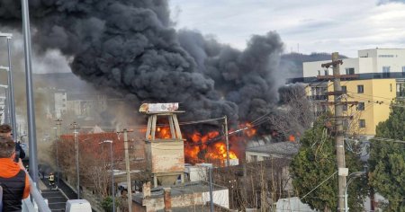 Zeci de persoane evacuate la Sibiu, in urma unui incendiu la o vopsitorie auto. Mai multe masini, mistuite de flacari