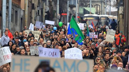 Tensiune uriasa la Belgrad, dupa ce presedintele Vucic si-a chemat sustinatorii la contra-manifestatie. UE si ONU fac apel la calm