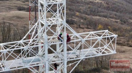 O echipa de nepalezi construieste cea mai inalta cruce din tara