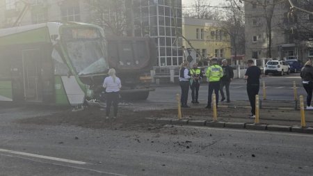 Accident intre un tramvai si o basculanta pe Bd. Timisoara. Circulatia blocata