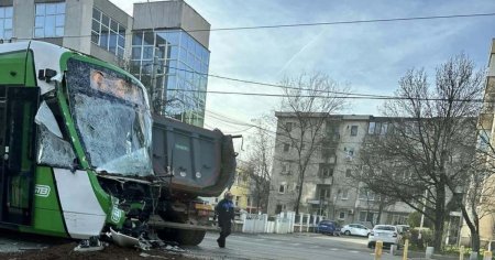 Accident grav in Capitala: Un barbat a fost ranit, dupa ce o autobasculanta a intrat intr-un tramvai