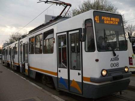 Accident intre un tramvai si o basculanta pe Bd. Timisoara