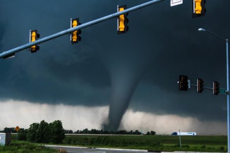 Tornadele ameninta sudul SUA dupa furtuni violente, vanturi puternice si incendii devastatoare