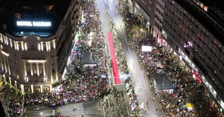 Zeci de mii de sarbi protesteaza impotriva presedintelui, la Belgrad. O masina a intrat in manifestanti, ranind mai multe persoane