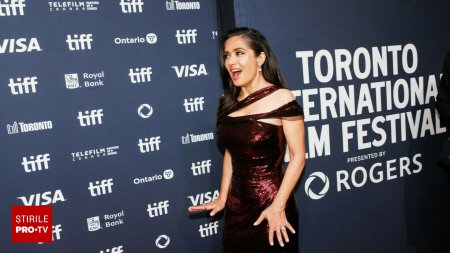 <span style='background:#EDF514'>SALMA HAYEK</span>, silueta de invidiat la 58 de ani. Cum se mentine in forma. Sa nu-mi cereti sa alerg. FOTO