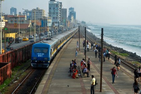 O <span style='background:#EDF514'>TURISTA</span> din China, in stare critica dupa ce s-a aplecat in afara trenului pentru a face o fotografie: Este extrem de riscant