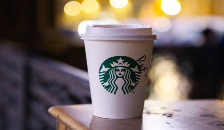 Un livrator ars de cafeaua fierbinte de la Starbucks a primit o despagubire imensa si a devenit multimilionar