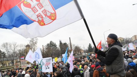 Incidente grave la protestele din Serbia: o masina a intrat in multime, mai multe persoane retinute