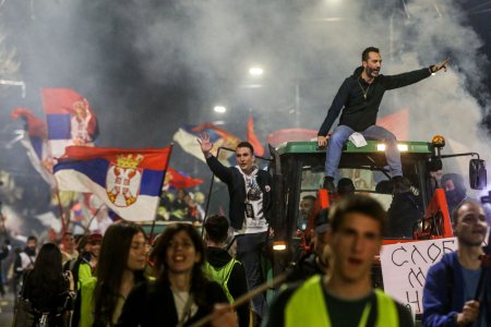 Incidente grave la protestele din Serbia: o masina a intrat in multime, mai multe persoane re<span style='background:#EDF514'>TINUTE</span>