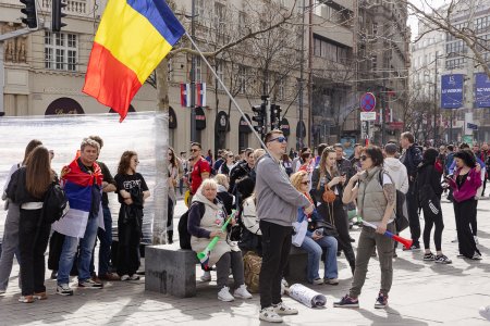 Drapelul Romaniei flutura in mijlocul protestului urias de la Belgrad: 