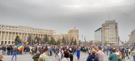 Numarul participantilor creste - Oamenii scandeaza 'Vrem Europa, nu dictatura!'