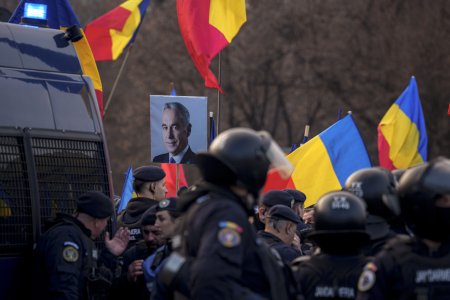 Sustinatorii lui Calin Georgescu, la mitingul pro-UE din Piata Victoriei