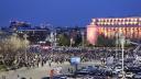 Miting EuRo Manifest in Piata Victoriei pentru sustinerea apartenentei la UE. Fanii lui Calin Georgescu, identificati de jandarmi