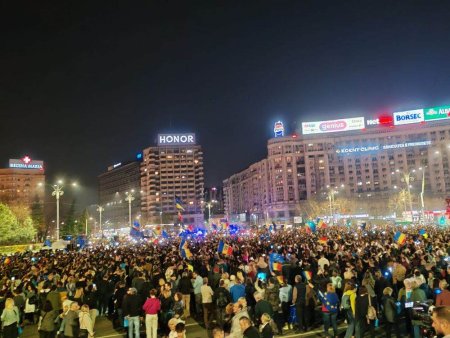 Peste 10.000 de <span style='background:#EDF514'>PARTICIPANTI</span> la manifestatie, cu telefoanele aprinse pe 'Oda bucuriei'