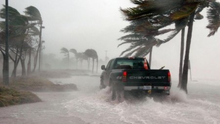 Tornadele ameninta sudul SUA dupa furtuni violente, vanturi puternice si incendii devastatoare