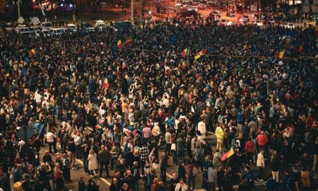 <span style='background:#EDF514'>MITING</span> pro-european in Piata Victoriei. Sustinatorii lui Georgescu identificati de jandarmi