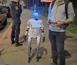 Un robot de peste un metru, vazut langa mitingul din Piata Victoriei