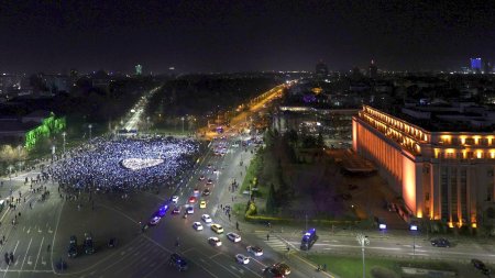 Coregrafie ca pe stadioane la <span style='background:#EDF514'>MITING</span>ul EuRo Manifest, in Piata Victoriei din Bucuresti