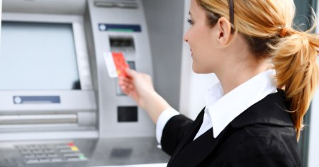 Ce comisioane vor plati romanii la retragerea banilor cash din ATM-ul bancii care a emis cardul