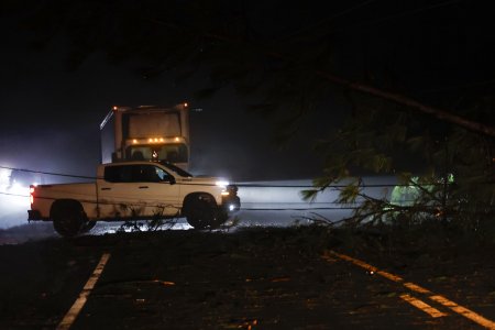 Cel putin 32 de morti in urma furtunilor din SUA