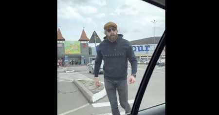 Scene socante in parcarea unui mall din Cluj-Napoca. De ce a sarit un sofer la bataie si a spart un parbriz: Esti cu copilul in masina, vezi ca il sperii!