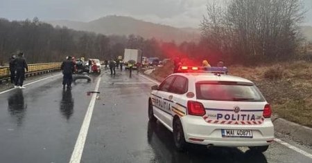 Doua femei si-au <span style='background:#EDF514'>PIERDUT VIATA</span> si alte trei persoane au fost ranite, intr-un accident grav pe DN1, in Brasov