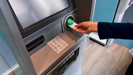 Comisioanele pe care le vor plati romanii cand retrag bani de la ATM-ul bancii care a emis cardul