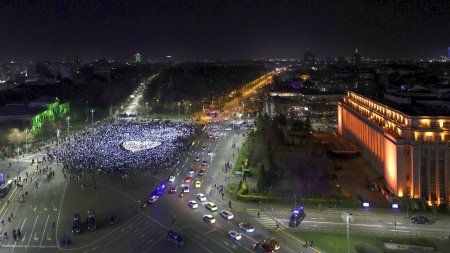 Cristian Tudor Popescu, dupa ce a vazut cati oameni au venit la mitingul EuRo Manifest din Piata Victoriei: Mi-am luat medicamentele