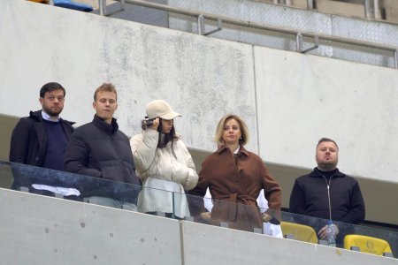 Dan Sucu, surprins la derby alaturi de jucatorul pe care a luat 500.000 de euro! Mircea Lucescu si Mircea Geoana sunt prezenti pe stadion