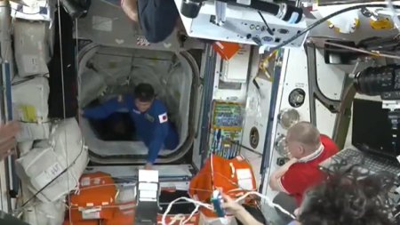 Capsula care ii aduce acasa pe astronautii blocati de 9 luni pe orbita a ajuns pe ISS: Ma bucur sa ii vad pe prietenii nostri