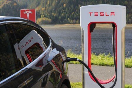 Tesla pierde viteza: Investitorul care a prezis scaderea actiunilor anticipeaza noi pierderi