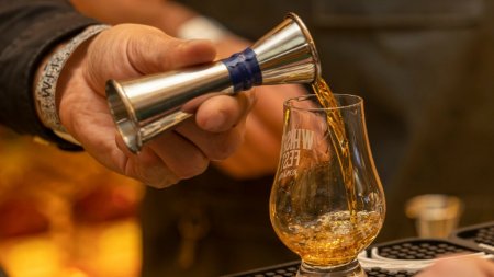 Premierul Frantei: Tariful aplicat de UE whiskey-ului american, probabil o greseala. Nu reprezinta o amenintare comerciala