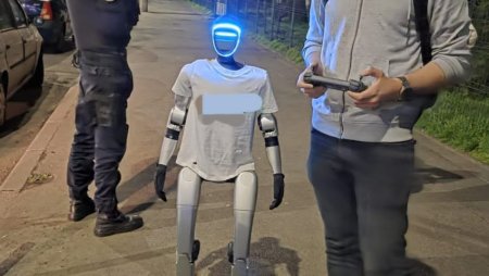 Un robot la mitingul din Piata Victoriei (VIDEO)