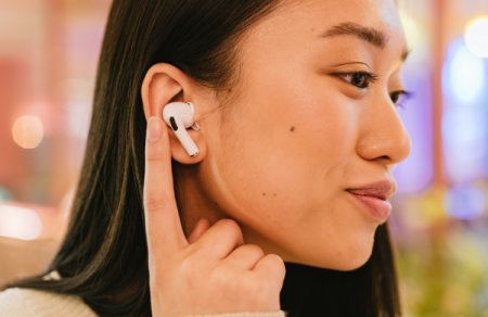 Apple pregateste <span style='background:#EDF514'>TRADUCER</span>e live pentru AirPods