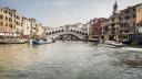 VIDEO. Indignare la Ven<span style='background:#EDF514'>ETIA</span> dupa ce un turist a traversat Canal Grande pentru a castiga o competitie de orientare