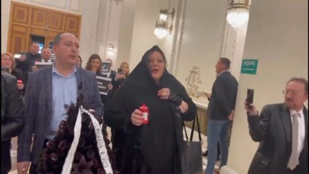 Diana Sosoaca, imbracata in doliu, a cantat Vesnica pomenire pe holurile Parlamentului (VIDEO)