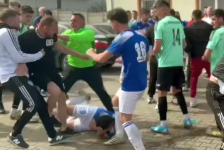 Incident socant in Sibiu! Un fotbalist a fost CALCAT pe cap si umplut de sange de suporterii si jucatorii adversi: 