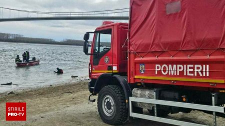 O masina parcata fara sa fie asigurata s-a scufundat in Dunare, in Braila. Pompierii au intervenit cu barca | FOTO