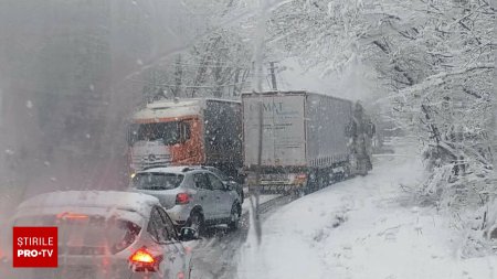 Haos pe sosele din cauza viscolului. Masinile derapeaza si camioanele raman blocate pe drumul dintre Rasnov si Predeal