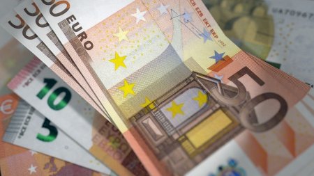 Leul incepe saptamana cu deprecieri pe linie. Cursul euro a urcat la 4,9773 lei