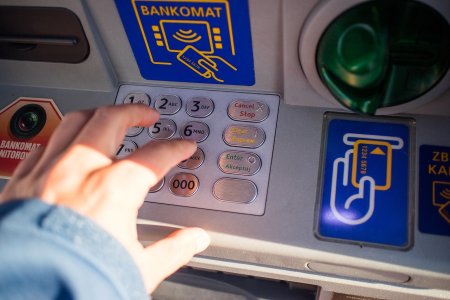 Veste proasta pentru clientii bancilor din Romania: Au fost reintroduse comisioanele la bancomatele proprii