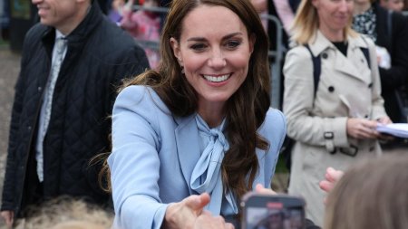 Kate Middleton i-a cinstit cu bauturi pe soldatii Garzii Irlandeze, de Sfantul Patrick