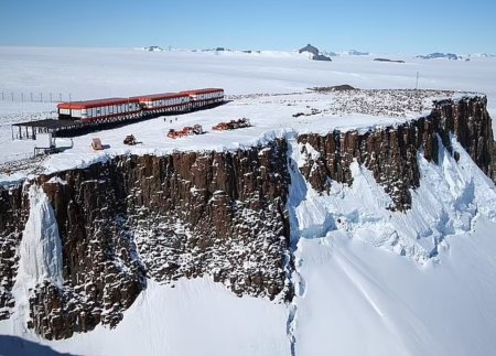 Cercetatori in Antarctica, atacati si amenintati cu moartea de un coleg