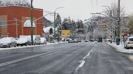 Iarna s-a intors la Brasov. Cum arata strazile dupa interventia a zeci de utilaje de deszapezire