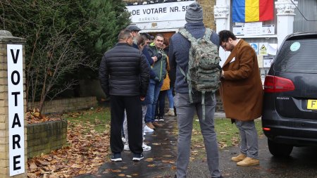 BEC a decis cum vor vota romanii din diaspora. Multe sectii de votare au program scurt, cei aflati la rand primesc <span style='background:#EDF514'>BONURI</span> de ordine, iar cozile sunt pazite